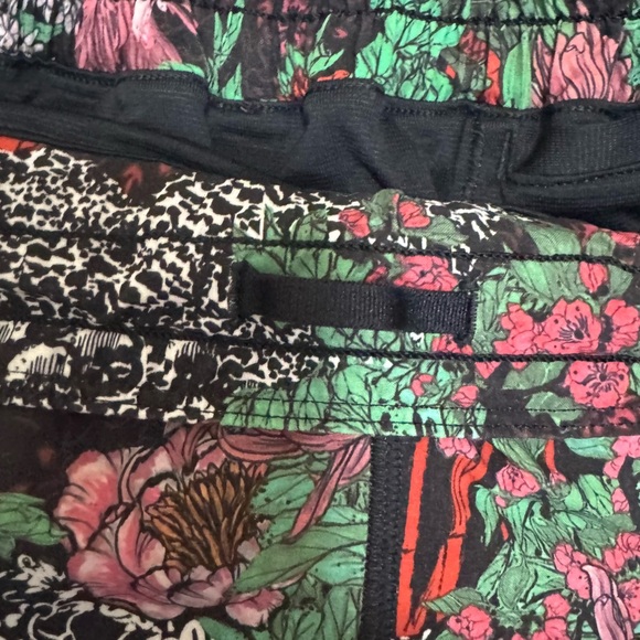 Lululemon Athletic Floral Workout Shorts size 6 - Picture 3 of 5